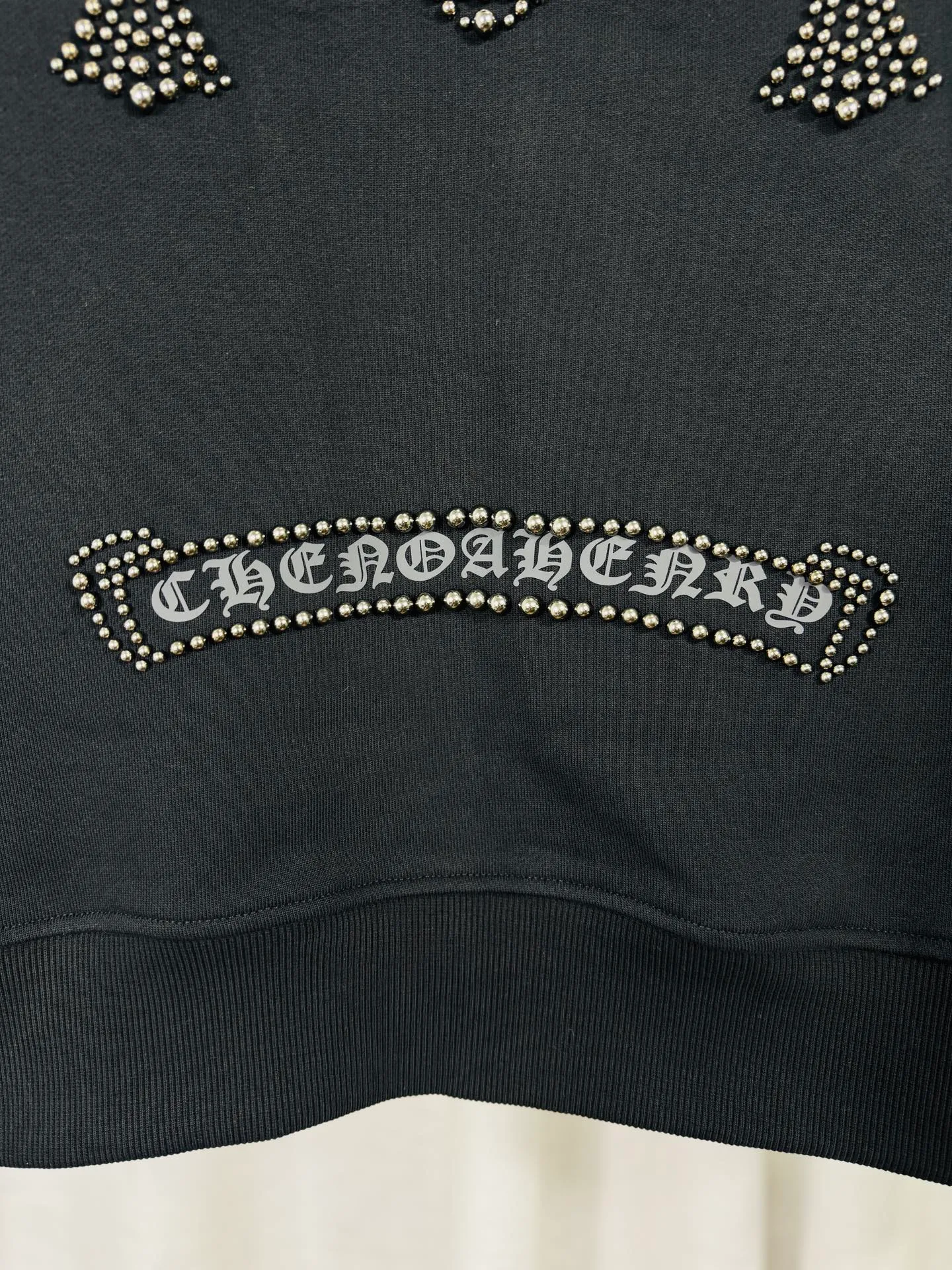 P380 top version, real shot without P, ​​different from market currency) 𝗖𝗵𝗿𝗼𝗺𝗲 𝗛𝗲𝗮𝗿𝘁𝘀/Cro Heart 2025 Rivets Autumn and Winter New Original Single Counter American Rivets 3D Three-dimensional Couple Casual Cardigan Sweatshirt 👑The highest version! Customized fabric 550g tripe terry fabric! American acid-washed and distressed original fabric with laser rivets. Best-selling model at the counter. Very comfortable to wear. Accessories: Original molded and authenticated collar label➕100% silk wash label. Genuine purchase-grade original hangtag➕matching hanging rope➕3D hanging beads➕original packaging bag. Craftsmanship: The original version has consistent wiring! The highest version of the armhole matching technique! Color: Black Size: S M L XL Style No.: 6103